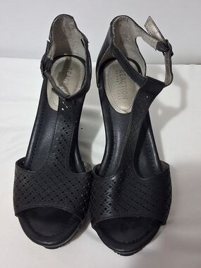 Kenneth Cole Reaction Black Gracie Wedge Perforated T-Strap Sandal Size 8 M